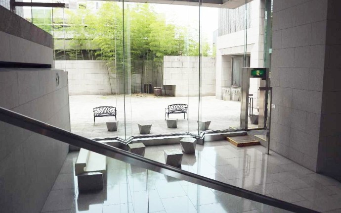 岡山県立美術館の2階展示室へ向かう途中の階段にある踊り場