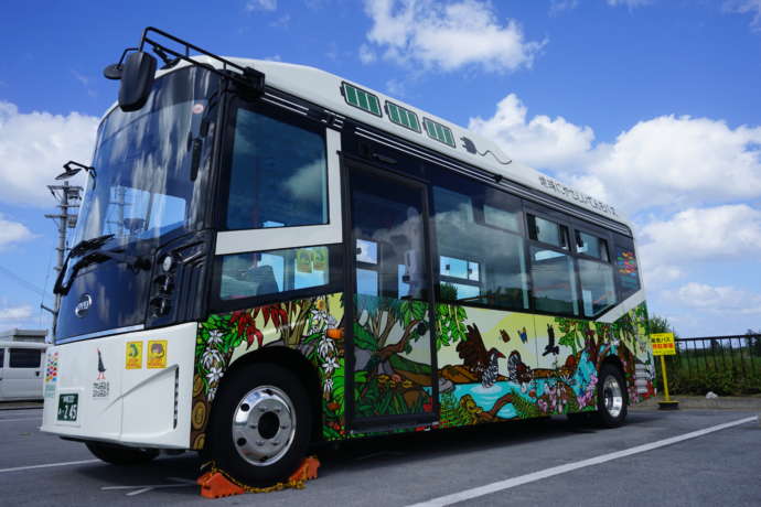 国頭村のバスツアーで使われる電気バス