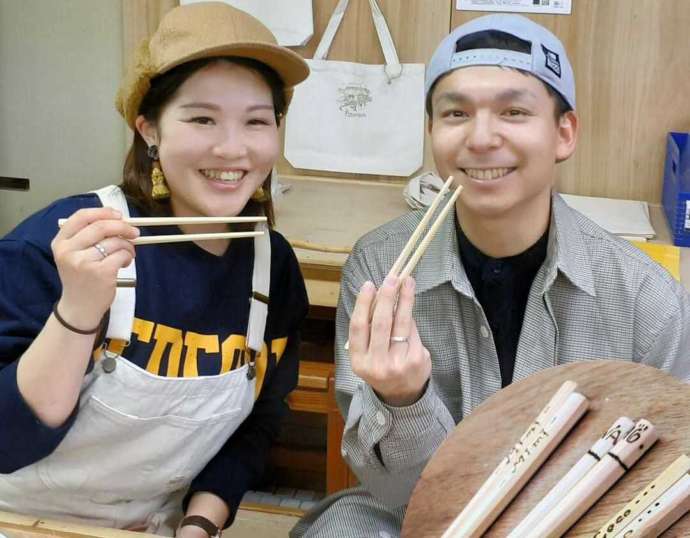 長野県安曇野市にある「あづみの木箸 Fab factory」で箸を作る二人