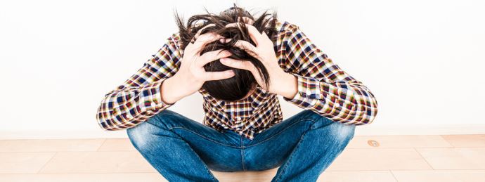 恋活アプリのタップルで出会える確率の低さに頭を抱える様子