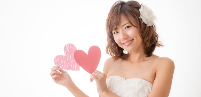 Omiaiやマッチドットコムを使用している女性のイメージ
