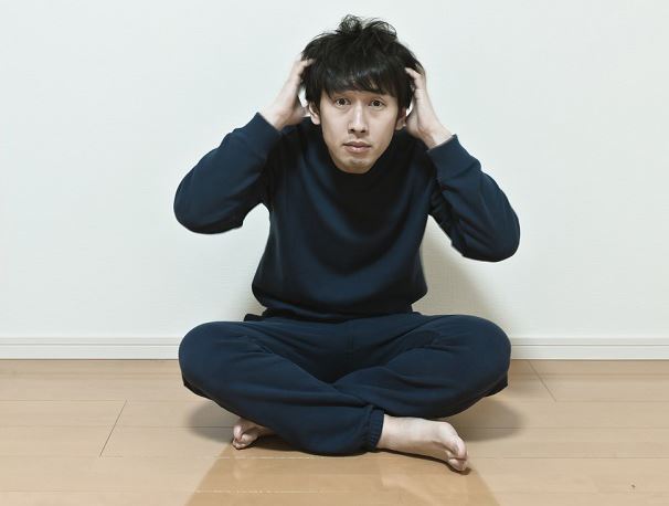 可愛い女の子とどうすれば出会えるのか考えて頭を抱えるアラサー男