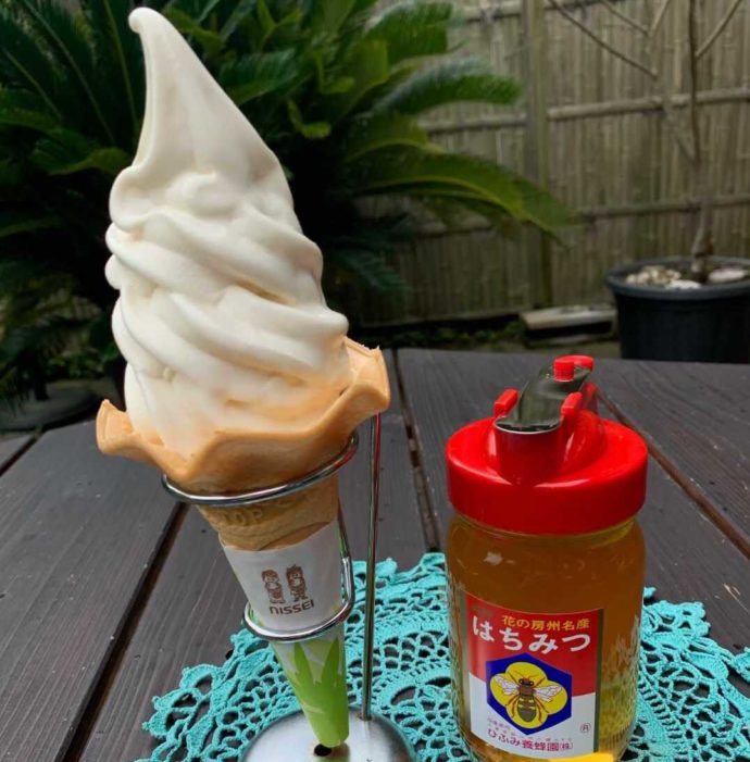 千葉県館山市にあるcafé123のみつばちソフトクリーム