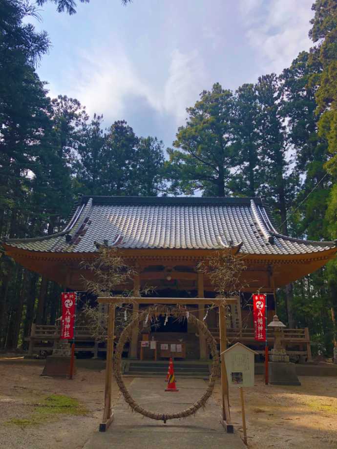 若草稲荷神社の繋がりのある八幡神社の社殿