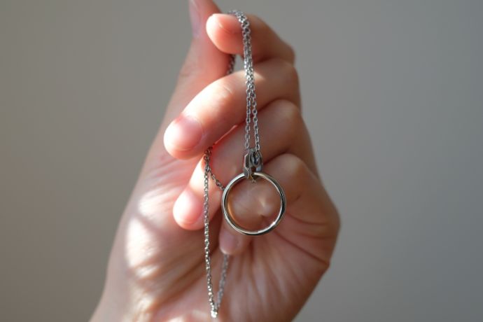 結婚指輪をネックレストップとして利用できる「リングホルダーネックレス」も人気