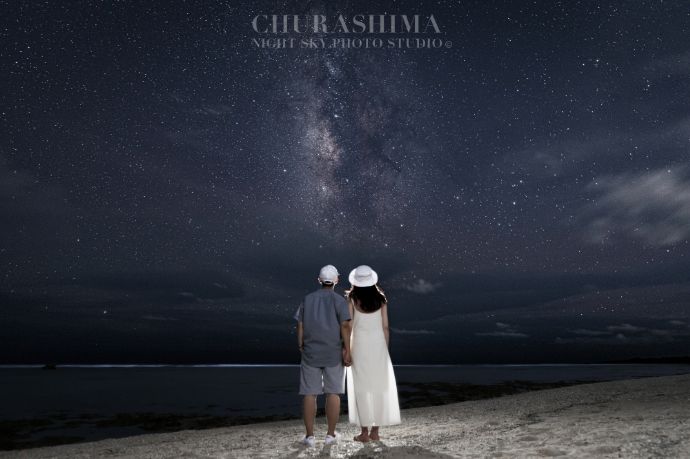 「CHURASHIMA NIGHT SKY PHOTO STUDIO」の「星空フォトツアー」で撮影されたカップルの写真