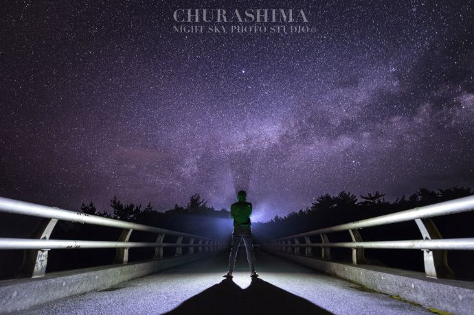 「CHURASHIMA NIGHT SKY PHOTO STUDIO」で撮影された星空をバックにした1枚