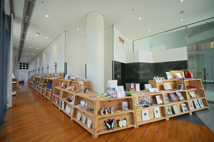「広島市現代美術館」の附帯ミュージアムショップ「339」で販売される商品群
