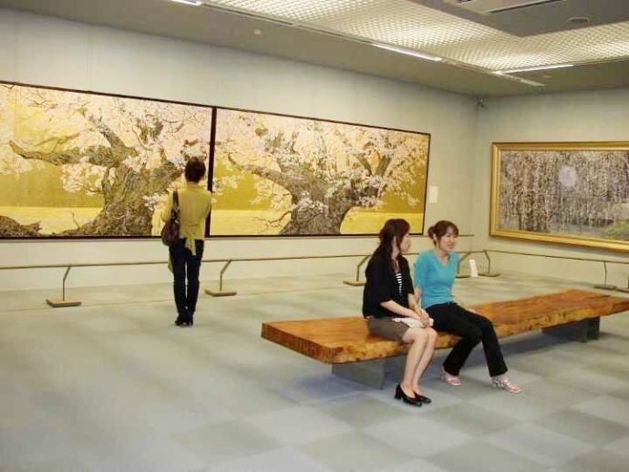 後藤純男美術館の展示室でくつろぐ女性たち