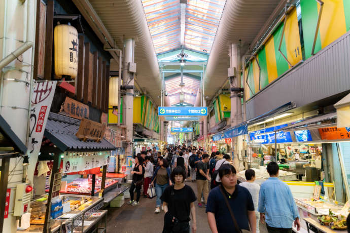 石川県金沢市にある「近江町市場」でお買いものをする人々