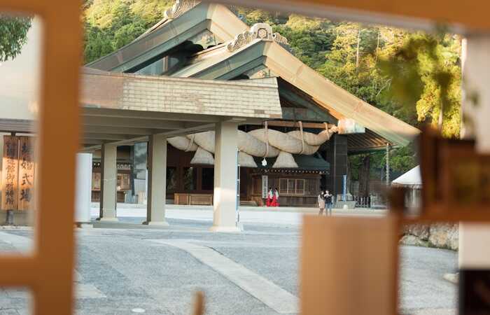 島根県出雲市でフォトウェディングができる「八重垣写真館」の店内から眺めた出雲大社