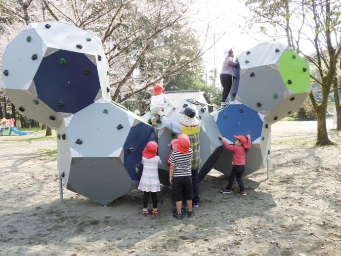川原自然公園内「KIDS PICO PARK」の遊具と子どもたち