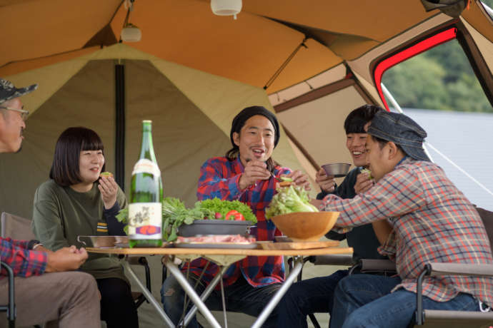 阿武町の道の駅でキャンプを楽しむ男女