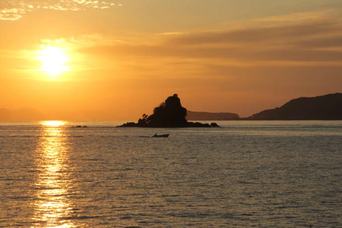 日本海に夕日が沈んでいく美しい光景