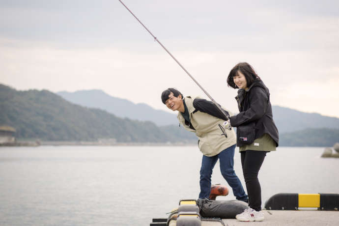 阿武町の海で釣りを楽しむカップル