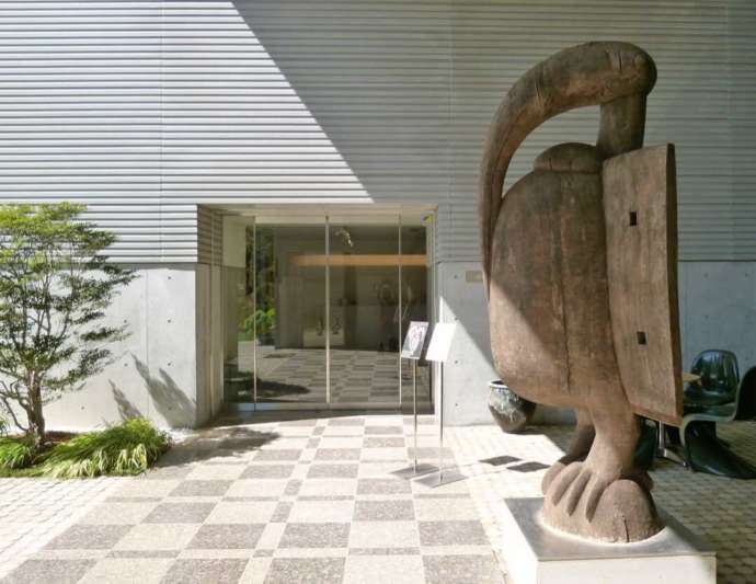 アフリカンアートミュージアムのエントランス横に展示されている大きな鳥の像「カラオ」の写真
