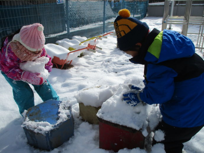 上松町の保育園での雪遊びの様子