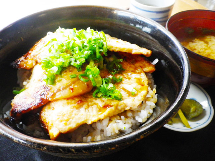 高知県にある「道の駅あぐり窪川」の人気メニュー「米豚丼」