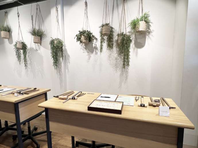 東京都渋谷区にある「AIGIS表参道店」の指輪制作の作業台