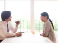 笑顔で会話する夫婦