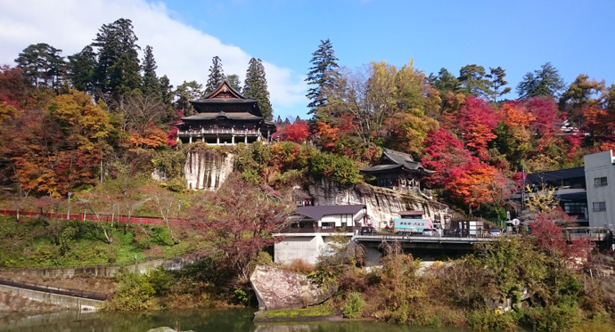 只見川から見上げた圓藏寺の風景