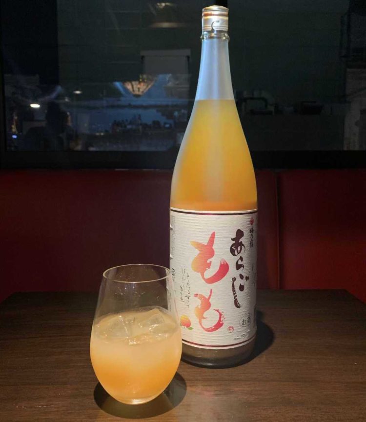 東京の唐辛子料理専門店「赤い壺」の人気ドリンク「あらごし桃酒」