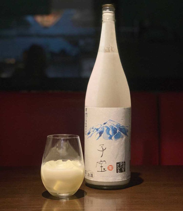 東京の唐辛子料理専門店「赤い壺」の人気ドリンク「ヨーグルトのお酒」