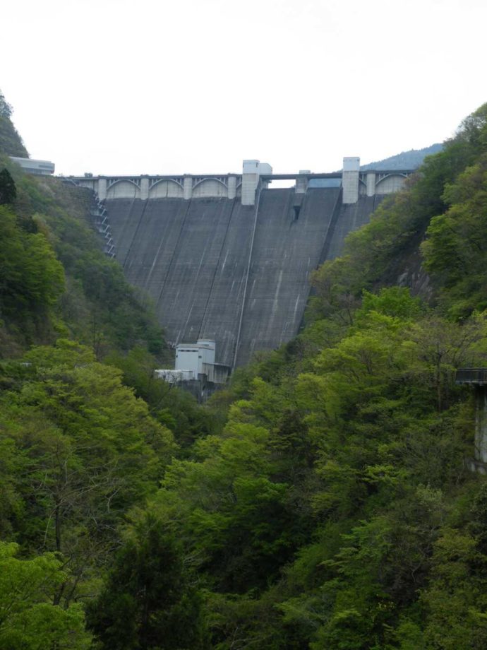 巨大で迫力のある浦山ダム