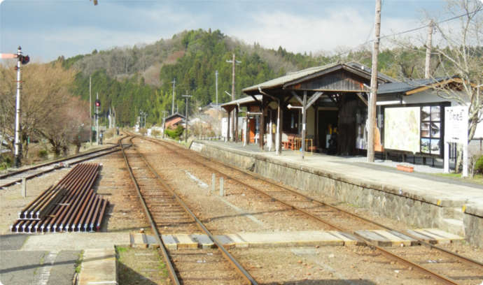 明知鉄道の木造駅舎岩村駅と線路の様子