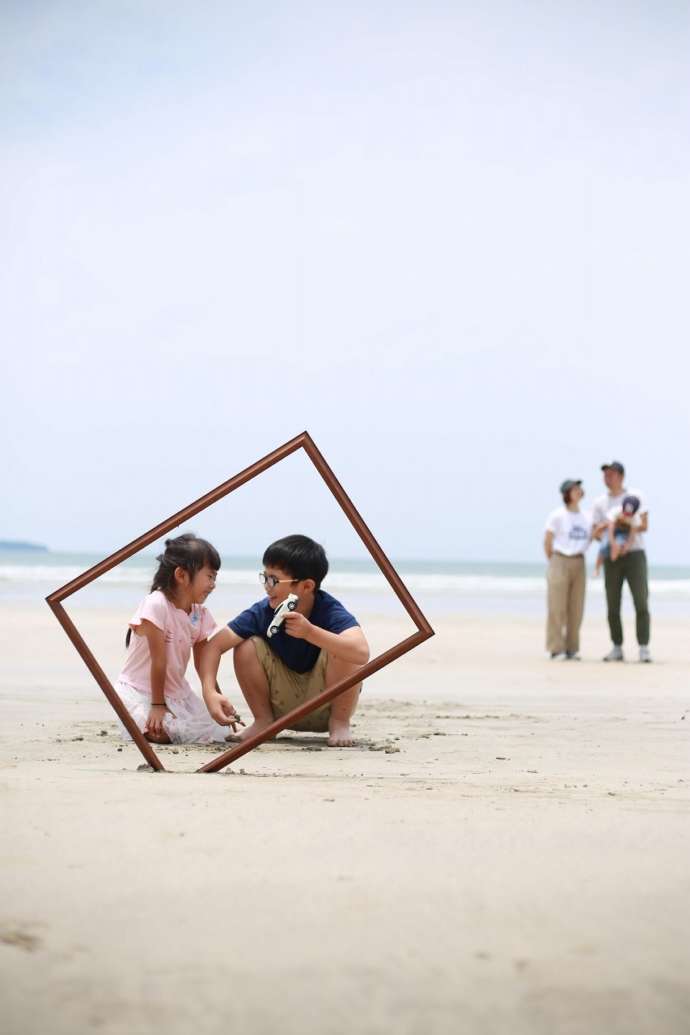 阿久根市の海岸で遊ぶ子供たちの写真