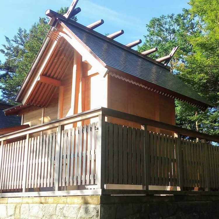 背後から見た田村神社の本殿