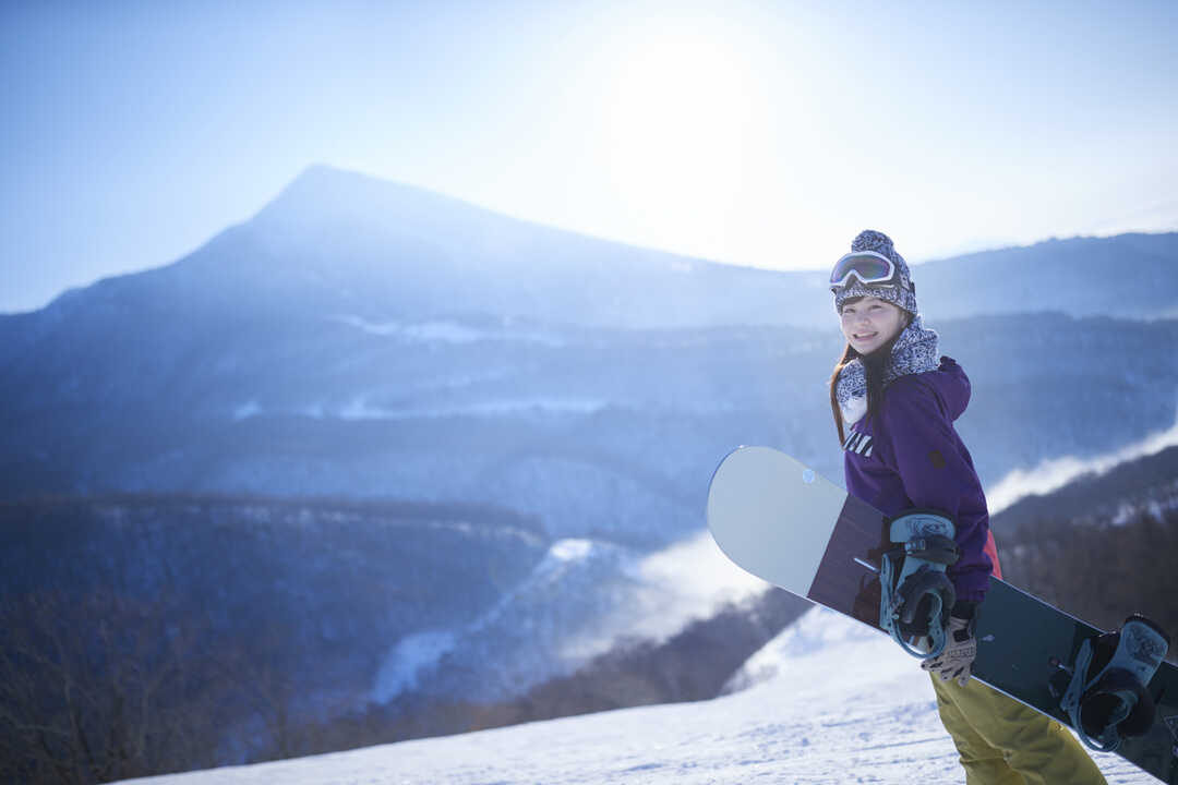 星野リゾートのアルツ磐梯でスノーボードを楽しむボード女子