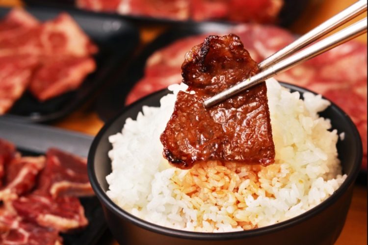『七輪焼肉 安安 吉川店』の焼肉と白ごはん
