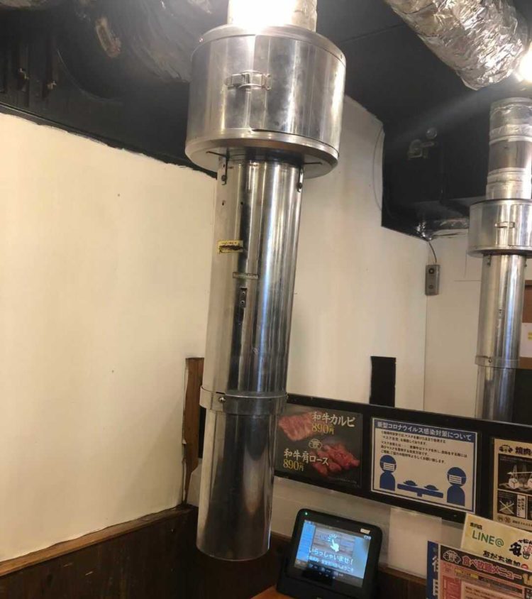 『七輪焼肉 安安 吉川店』の常に動き、店内の空気を換気しているダクト配管