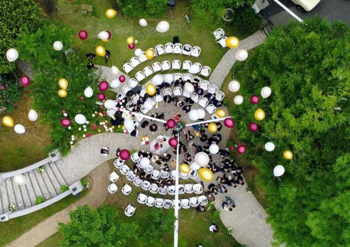 岡山県岡山市にある「森の邸宅彩音」で行われた結婚式を上空から眺める