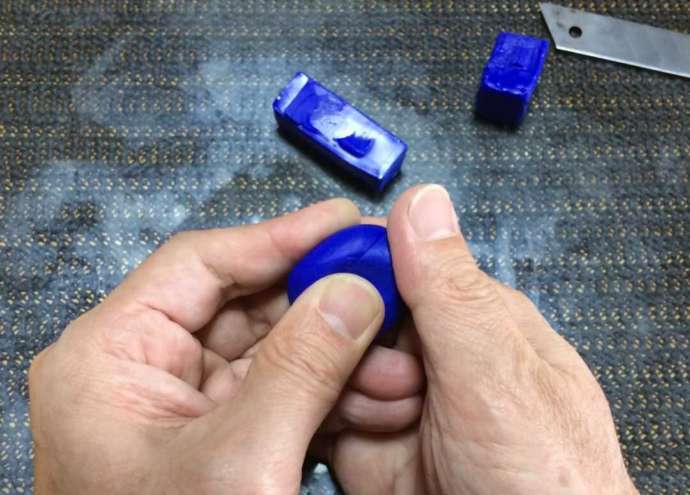 とんぼ玉工房「青い竜宮城」練馬教室の樹脂粘土体験の制作風景