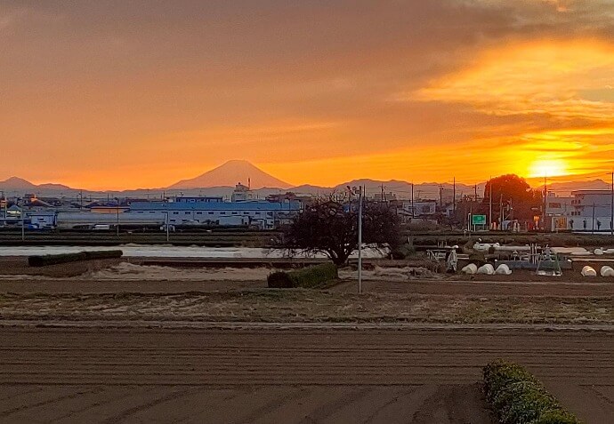 青い竜宮城の教室から望む夕焼けの富士山の風景