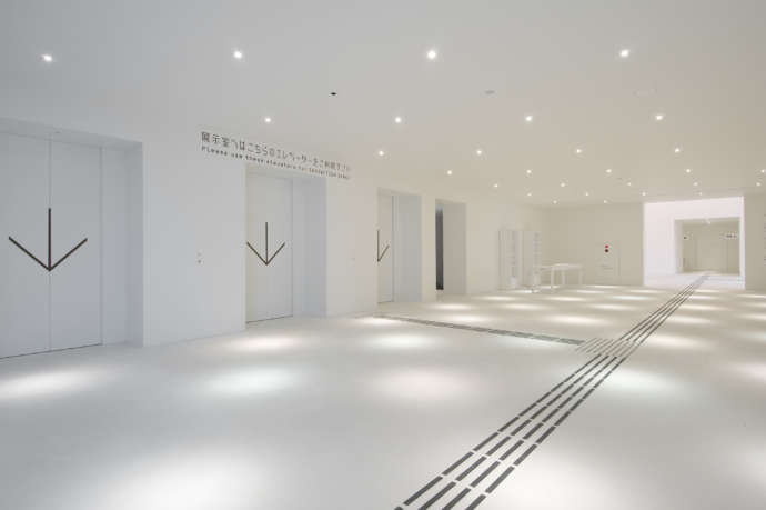 真っ白な青森県立美術館のエントランスとエレベーターホール