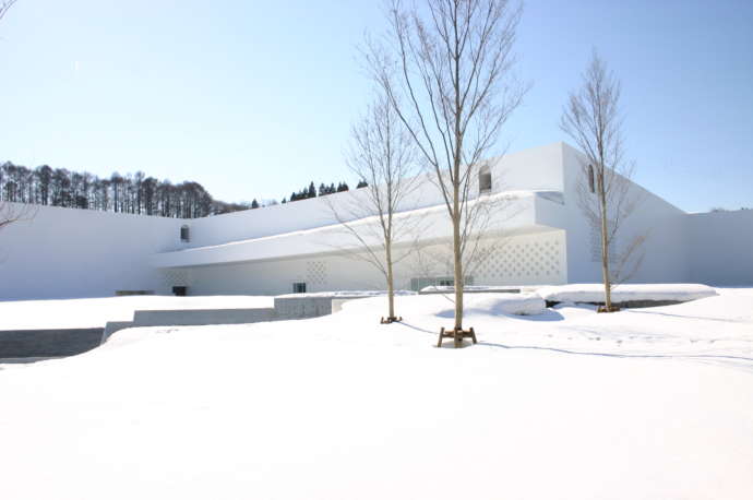 雪が積もった冬の青森県立美術館の外観