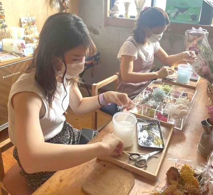 「Atelier apricot candle」で集中して製作する女性たち