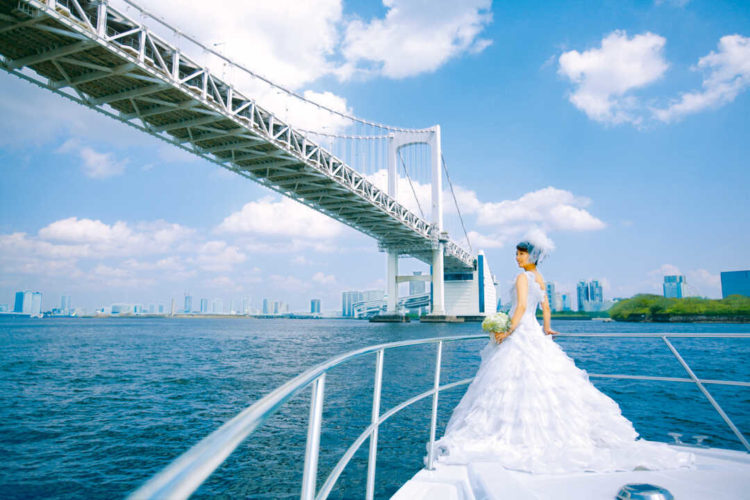 船上結婚式ができるジールウェディングクルーズでウェディングドレスを着る女性