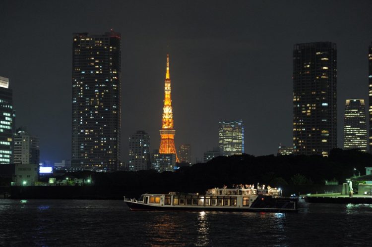 ジールウェディングクルーズの夜の船上結婚式で見れる東京タワーの夜景