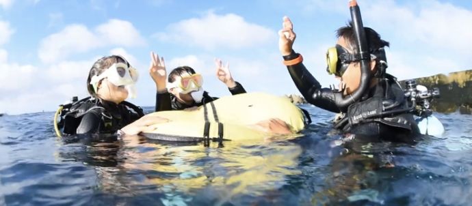 「東京都八丈島ダイビングショップアラベスク」の体験ダイビングで非言語コミュニケーションを学んでいる様子