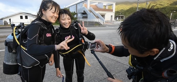 「東京都八丈島ダイビングショップアラベスク」のツアー後に記念撮影をする参加者