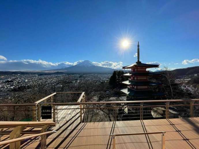 新倉富士浅間神社の展望デッキからの景色