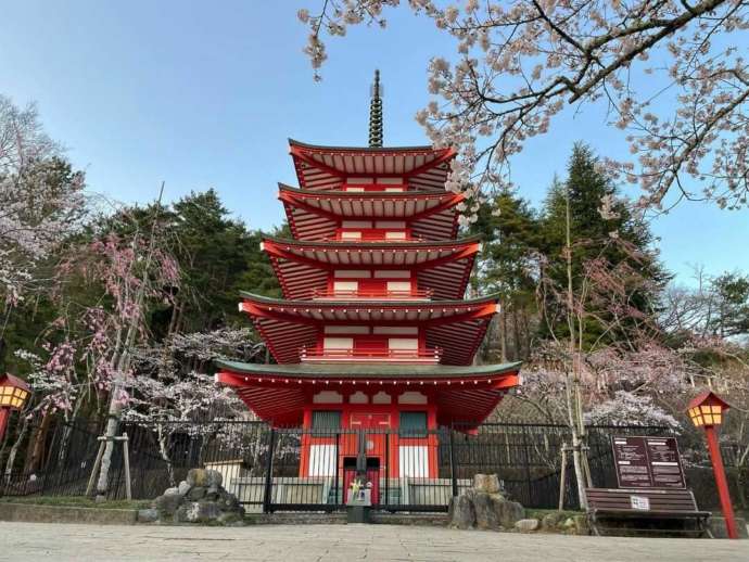 新倉富士浅間神社の忠霊塔