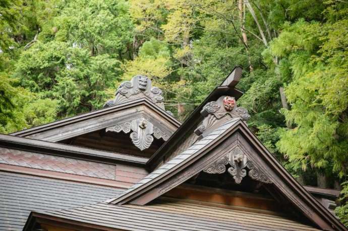 新倉富士浅間神社の本殿屋根にある鬼の面