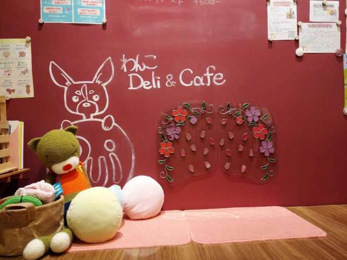 京都府京都市中央区にある「わんこDeli ＆ cafe Rui」のフォトスペースを花モチーフで飾った様子