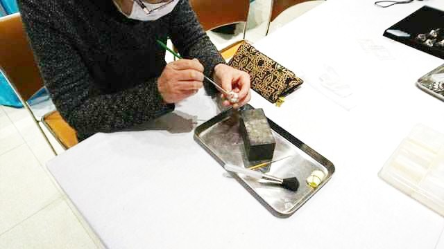 山梨県甲府市にある「アートクレイ銀花」でアクセサリー作りをする男性の手元