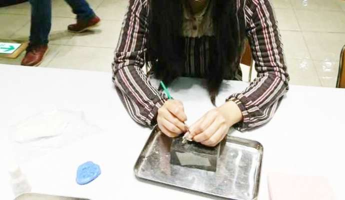 山梨県甲府市にある「アートクレイ銀花」でアクセサリーを作っている女性の手元
